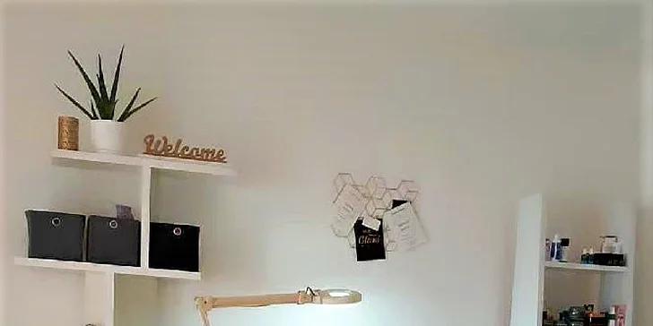 Součástí voucheru je i úprava a barvení obočí. 