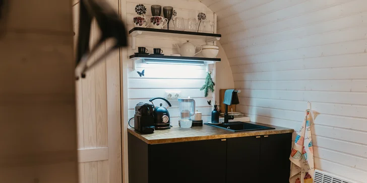 Je tu kávovar i rychlovarná konvice a minilednička. 