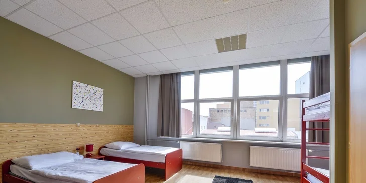 Dvojlôžková izba poskytuje buď 2 samostatné lôžka alebo 1 manželskú posteľ (na vyžiadanie), kúpeľňu, WC, stôl, Wi–Fi pripojenie, šatník, uteráky a posteľnú bielizeň. Ak idete viacerí a nechcete trhať partu, hostel vám zabezpečí aj ubytovanie v 4–lôžkovej izbe pri spojení dvoch kupónov.