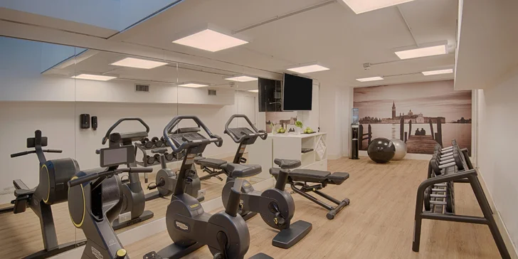  Pokud jste i na dovolené rádi aktivní, jistě vás potěší neomezený vstup do hotelového fitness centra.