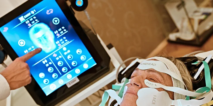 NEOfacelift kombinuje 2 technologie pro vyhlazení mikrovrásek, zjemnění hlubších vrásek, zpevnění kontur obličeje a celkové zlepšení stavu pleti.