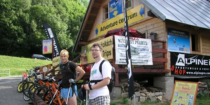 A procházka s nordic walking holemi taky udělá tělu dobře.