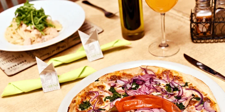 Pizza nebo těstoviny a nealkoholický nápoj v restauraci Vabene