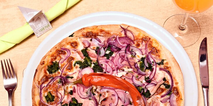 Pizza nebo těstoviny a nealkoholický nápoj v restauraci Vabene