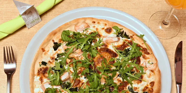 Pizza nebo těstoviny a nealkoholický nápoj v restauraci Vabene