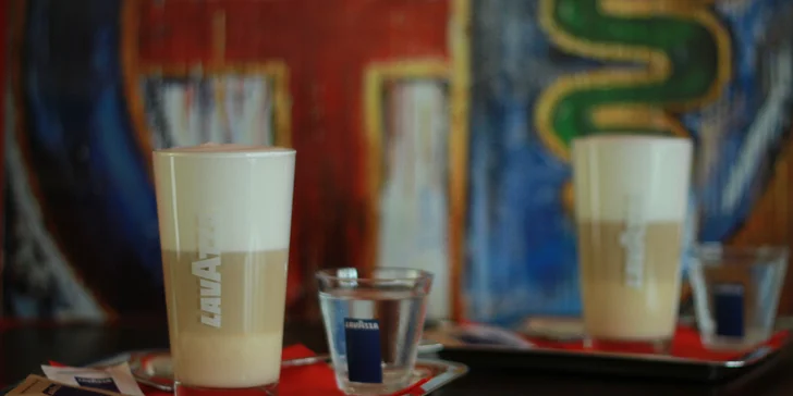 Doplňte energii v Caffe Giulietta: chlebíček, větrník, čokoláda i káva