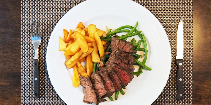 Nakrájené masíčko si bude na talíři hovět s omáčkou, steakovými hranolky a zelenými fazolkami se slaninou.