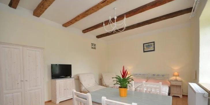 Pokoje jsou zařízené v moderním rustikálním stylu.