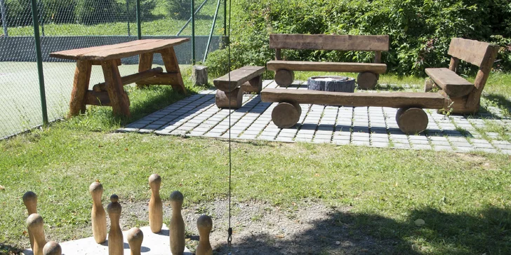 Zahrát si můžete také bowling nebo využijte toho, že si můžete na celý den zapůjčit kola. 