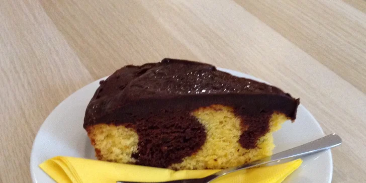 Čaj ze šťávy z čerstvého ovoce a lahodný koláč v kočičí kavárně pro 1 nebo 2 osoby