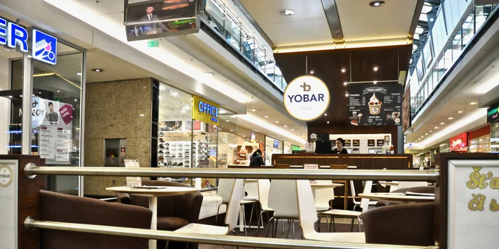 Dvě skutečně velké kávy latte macchiato v Galerii Vaňkovka