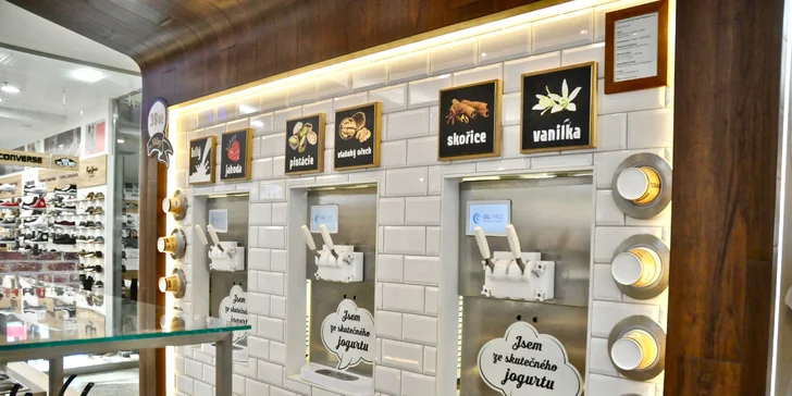 Dvě skutečně velké kávy latte macchiato v Galerii Vaňkovka