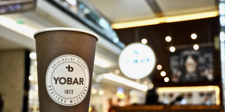 Dvě skutečně velké kávy latte macchiato v Galerii Vaňkovka