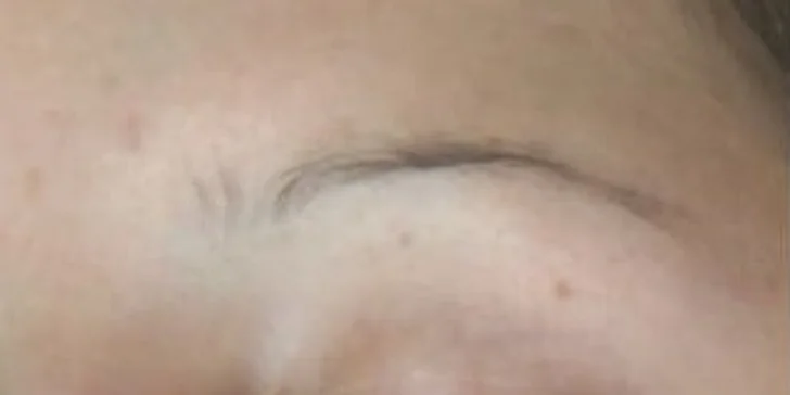 Prodlužování řas, lash lifting i rekonstrukce a barvení obočí