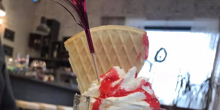 Příjemná chvilka u Sladkého Médi s kávou a horkými malinami