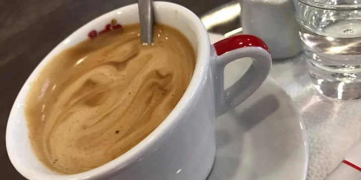 Příjemná chvilka u Sladkého Médi s kávou a horkými malinami