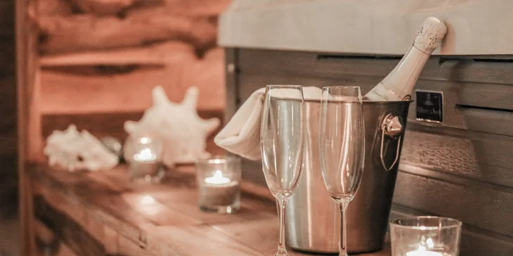 Elegantní privátní wellness pro dva na 2-3 hodiny: vířivka, sauna i lahev prosecca