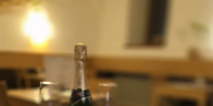  Na stole kromě něj najdete také extra porci hranolků, cibulové kroužky a několik druhů dipů podle vaší chuti. 