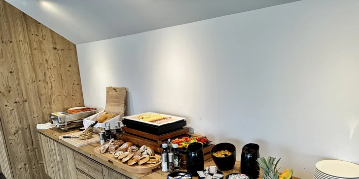 V rámci pobytu sa každý deň môžete tešiť na výdatné raňajky formou bufetu alebo výberom z menu