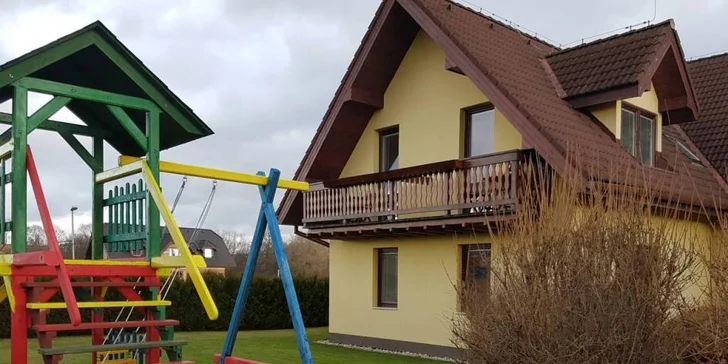 Při jarním pobytu určitě děti ocení venkovní hřiště.