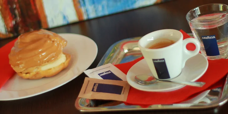 Doplňte energii v Caffe Giulietta: chlebíček, větrník, čokoláda i káva