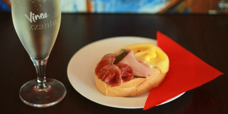 Doplňte energii v Caffe Giulietta: chlebíček, větrník, čokoláda i káva