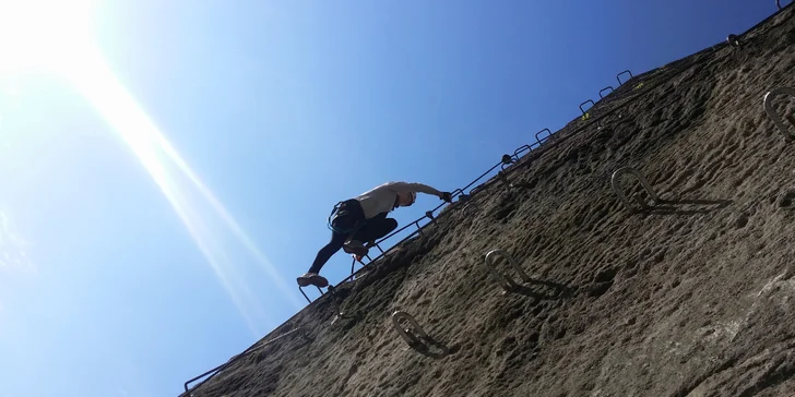Pro horolezecké dobrodruhy: půldenní kurz bezpečného via ferrata lezení v Děčíně pro začátečníky