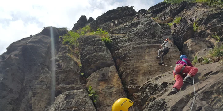Pro horolezecké dobrodruhy: půldenní kurz bezpečného via ferrata lezení v Děčíně pro začátečníky