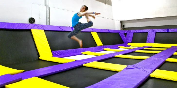 Hodina hopsání, skákání a řádění na trampolínách v JumpParku Brno