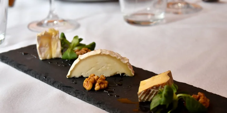 Středomořské 4chodové menu pro dva: tapas, sýry, mořská ryba nebo hovězí steak i dezert