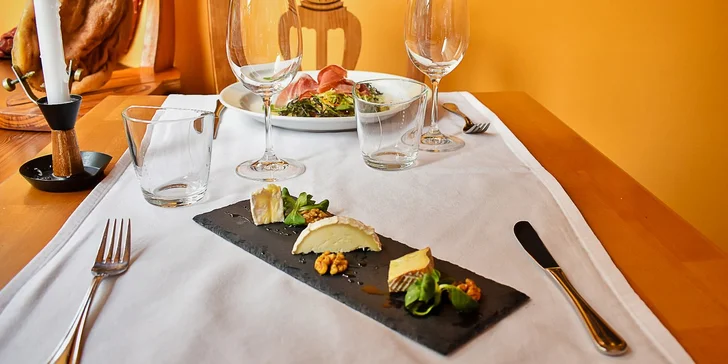 Středomořské 4chodové menu pro dva: tapas, sýry, mořská ryba nebo hovězí steak i dezert