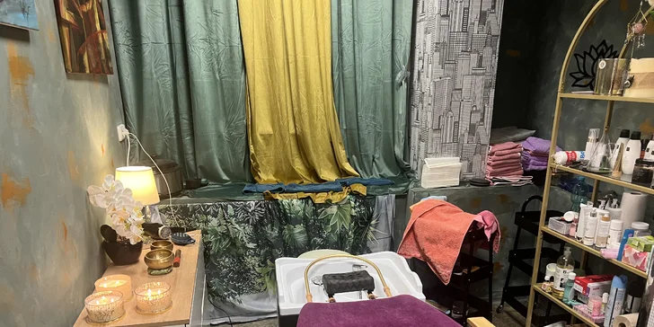 Head spa spojuje masáž hlavy s péčí o vlasovou pokožku, vlasovou lázní a výživnou maskou. 
