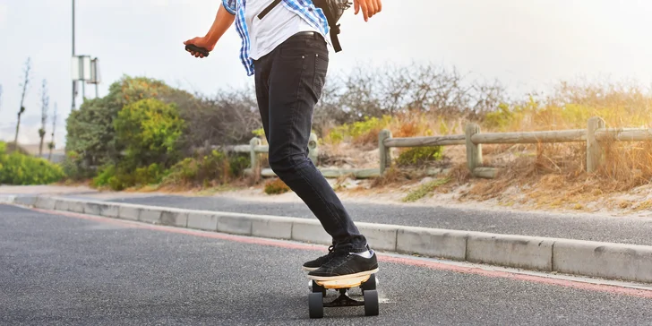 Rozjeďte to: vypůjčení elektrického longboardu ve všední den i o víkendu