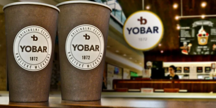 Dvě skutečně velké kávy latte macchiato v Galerii Vaňkovka