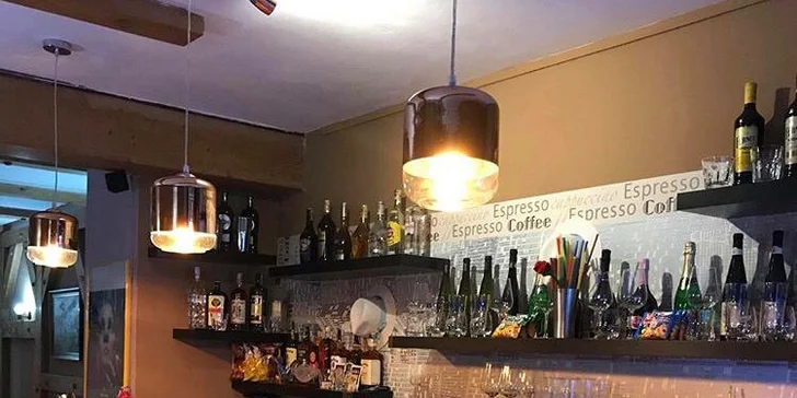 Netradiční Itálie: pizza s vlašskými ořechy, šunkou, sýrem a plněným těstem