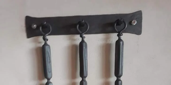 Sada nářadí ke krbu zahrnuje smetáček, lopatku a pohrabáč.