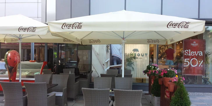 Pohoda v Café Mozart: káva a zákusek či pohár, anebo panini a limonáda