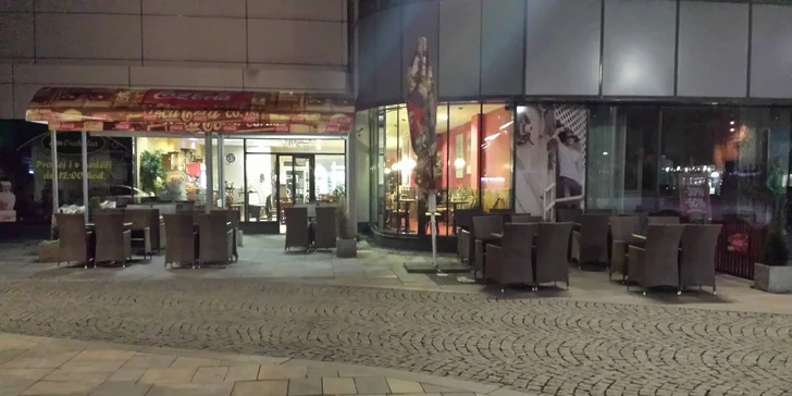 Pohoda v Café Mozart: káva a zákusek či pohár, anebo panini a limonáda
