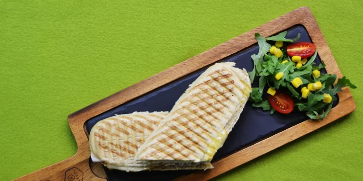 Pohoda v Café Mozart: káva a zákusek či pohár, anebo panini a limonáda