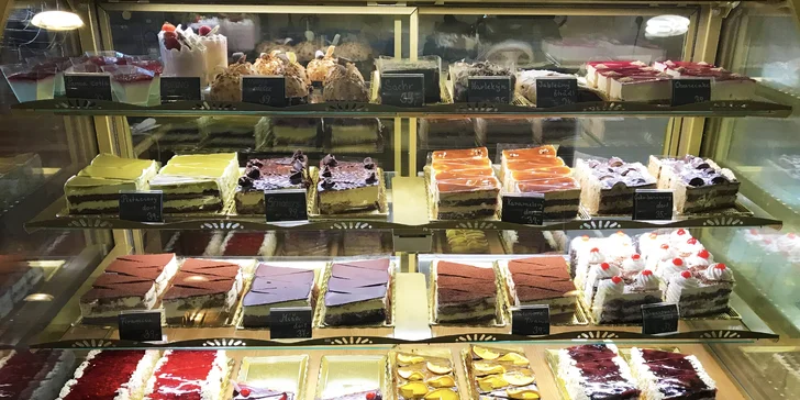 Pohoda v Café Mozart: káva a zákusek či pohár, anebo panini a limonáda