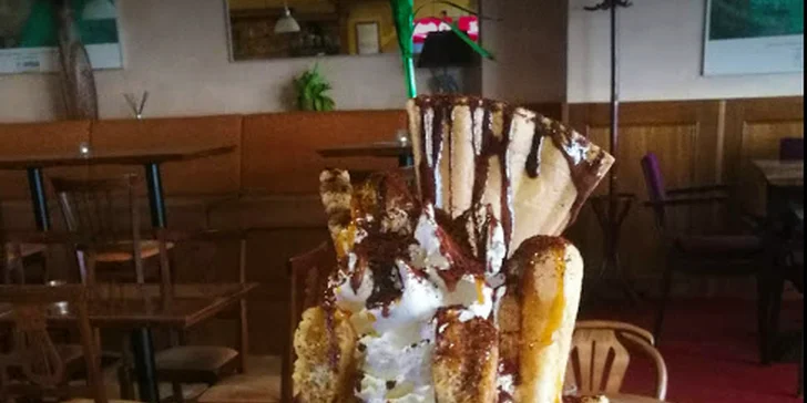 Pohoda v Café Mozart: káva a zákusek či pohár, anebo panini a limonáda