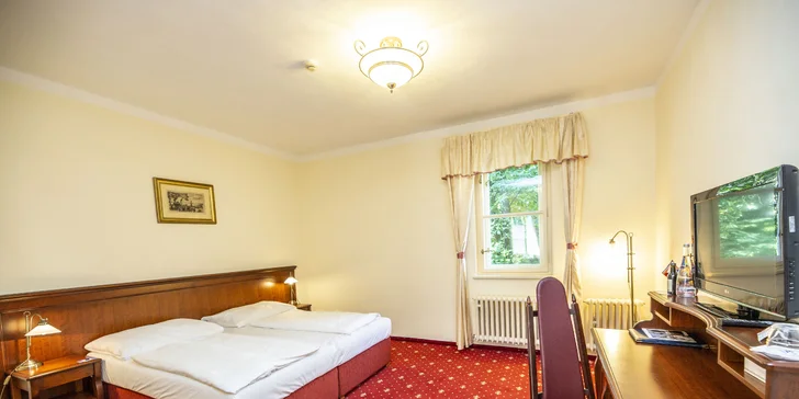 V elegantních pokojích je minibar, televize i trezor. 