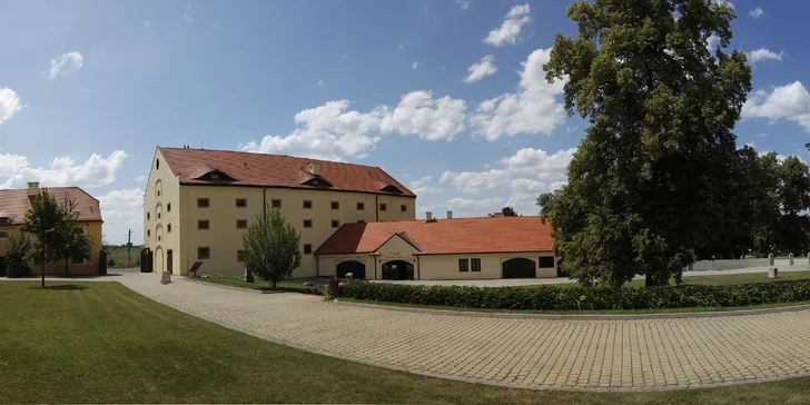 Broučci z večerníčku v zámeckém areálu Ctěnice