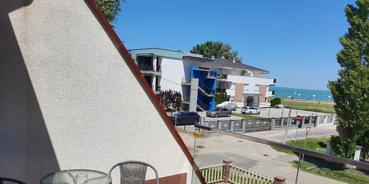  Z balkóna sa vám naskytne krásny výhľad do záhrady alebo na ulicu Tihany. 