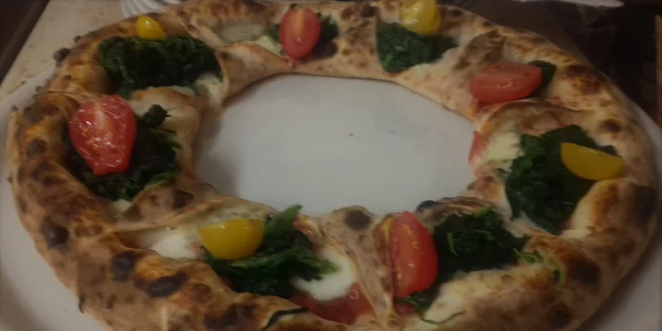 Netradiční Itálie: pizza s vlašskými ořechy, šunkou, sýrem a plněným těstem