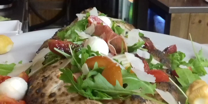Netradiční Itálie: pizza s vlašskými ořechy, šunkou, sýrem a plněným těstem