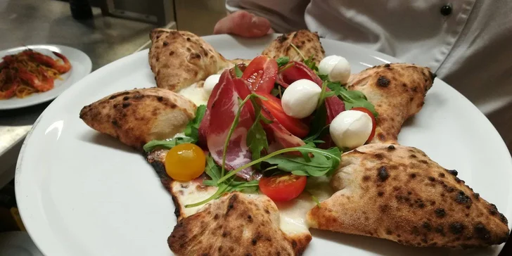Netradiční Itálie: pizza s vlašskými ořechy, šunkou, sýrem a plněným těstem