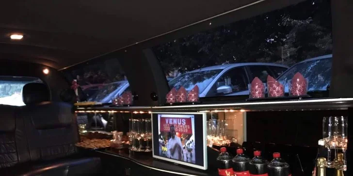 Oslavte to luxusně: pronájem luxusní limuzíny s řidičem a sekt až pro 8 osob