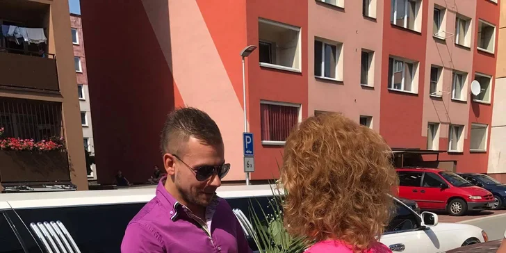 Oslavte to luxusně: pronájem luxusní limuzíny s řidičem a sekt až pro 8 osob