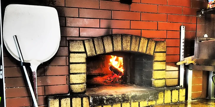 Čerstvé lasagne připravené přímo v peci na dřevo v pizzerii Amigo